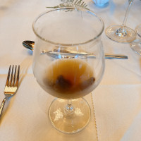 トリュフ香るコンソメスープ。ワイングラスでより香り引き立つ。