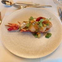 伊勢海老のオーブン焼き 宝石餡。見た目にも華やかで美味しい。