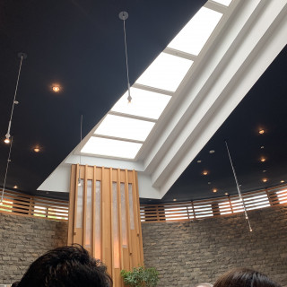 チャペルの天井から自然光もはいります。曇りでも明るい