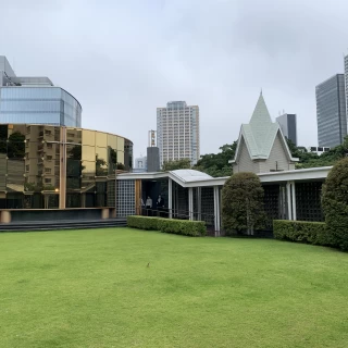 鏡面の建物がチャペル