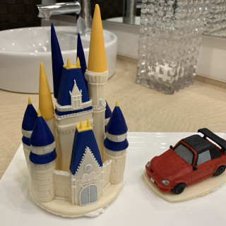 ケーキの上のマジパンで好きなシンデレラ城と愛車を再現