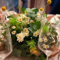 会場の雰囲気と合う装花