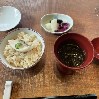 鯛めし、香の物、お味噌汁