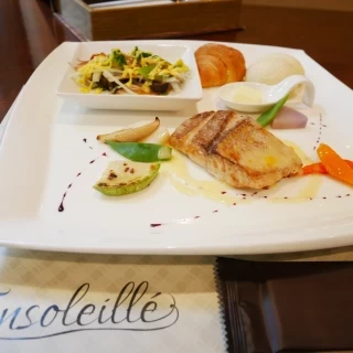 手作りドレッシングを使用したとえも柔らかい魚料理