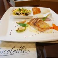 手作りドレッシングを使用したとえも柔らかい魚料理