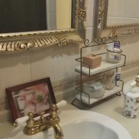 女子トイレには身だしなみを整えるグッズがたくさん用意がある