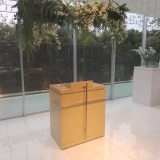 ガラス張りの式場