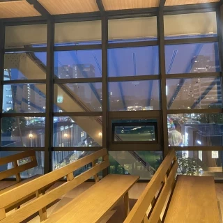 挙式会場の窓です
雨も滴らず換気ができる様になっていました