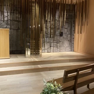 挙式会場から控室や他の部屋に行く隠扉です