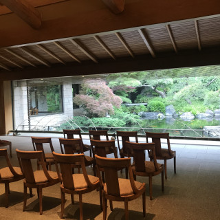 挙式会場から美しい日本庭園が見えます。上品な会場です。