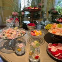 ゲストが待機する場所ではお花のカクテルが作れるそうです。