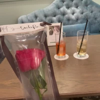 記念にバラを下さいました。ゲストに配ることも可能だそうです。