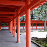 挙式会場までの廊下。雨でも心配ないです。