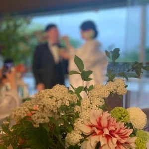 窓からの自然光があり、装花が映えます|587070さんのKKRホテル金沢の写真(1214793)