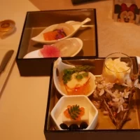 前菜はお重仕立て。
四季の花を飾ってくれます。桜でした。