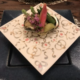 鮑が盛り付けてあります。
とっても美味しかったです