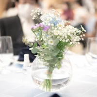 ゲストテーブルの花