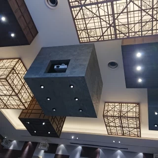 天井のキューブにはロゴが隠れている