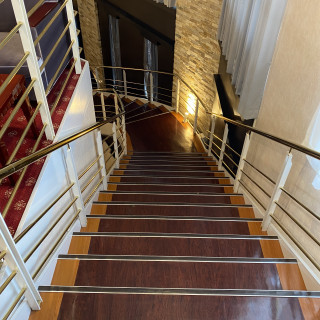 二階待ち合い室からクイーンズガーデ会場へ降りる階段です