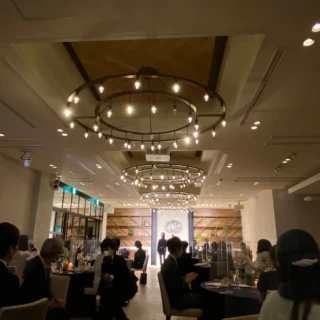 シャンデリアがシンプルでかっこいいです。