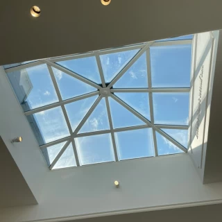 チャペル前のホワイエの天井