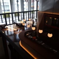 階段の上。ここで待機します。