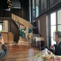 衣装直し後の入場は階段から。