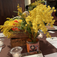 披露宴会場に飾られていたミモザの花