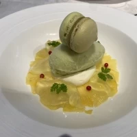 ピスタチオマカロンと柑橘系アイスのデザート