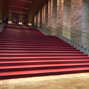 資料でよくみる赤の大階段です。当日の使用は難しそう。|587537さんのラ・フェット ひらまつ （ひらまつウエディング）の写真(1276648)
