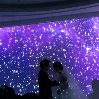 星空の中での誓いのキス
