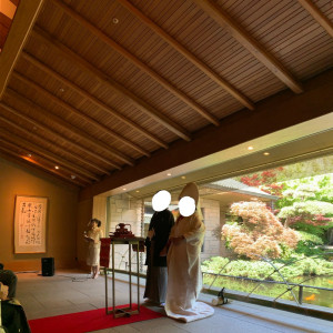 日本庭園をバックにした挙式会場|587566さんの隠れ里 車屋の写真(1218998)