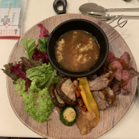 ラム肉牛肉野菜スープカレーのワンプレートメインディッシュ