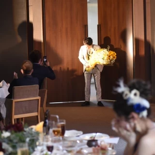 花束持って登場