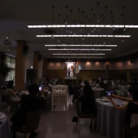 階段登場