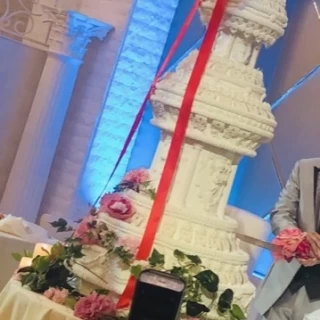 インパクト大なケーキカット