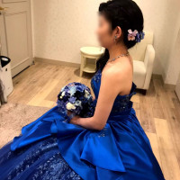 新婦メイクルーム。奥の椅子に新郎が座って待機します。