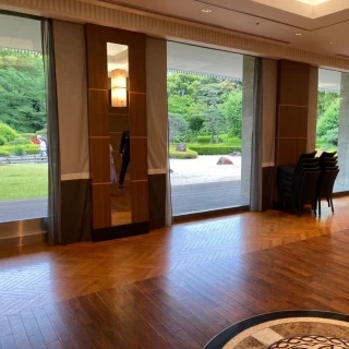 椅子など撤去されていますが、披露宴会場