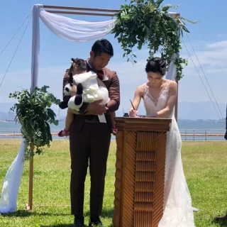 結婚証明書のサイン中です。