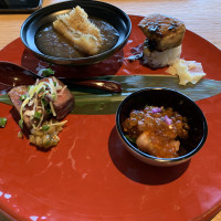 タイの鱗揚げ、フォアグラ寿司、和牛、ミニ海鮮丼