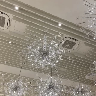 披露宴会場内のシャンデリア