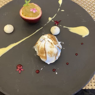 デザートのパッションフルーツとアイスクリーム