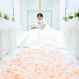 演出のフラワーカーペットの上に座ったお気に入りの1枚です
