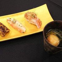 お寿司(大トロ、ずわい蟹、煮穴子)と海老しんじょうのお吸い物