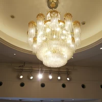 王冠とティアラをイメージしたシャンデリア
