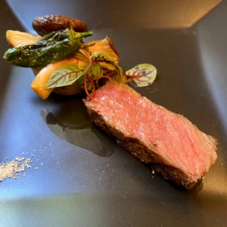 皇族の方がお食べになるものと同じ牛肉が出てきます。