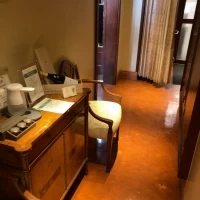 トイレ近くにも休憩用の椅子が設置されています。