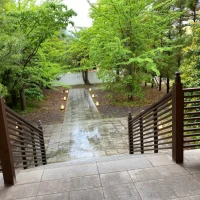 館内神殿を出たすぐのところには緑がたくさんで写真映えします