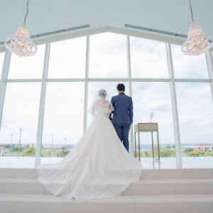 チャペルの大きい窓は海と空が綺麗|588056さんのシー シェル ブルー／サザンビーチホテル＆リゾート●小さな結婚式の写真(1460202)