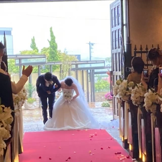 雨天だったのでチャペル内でフラワーシャワー
